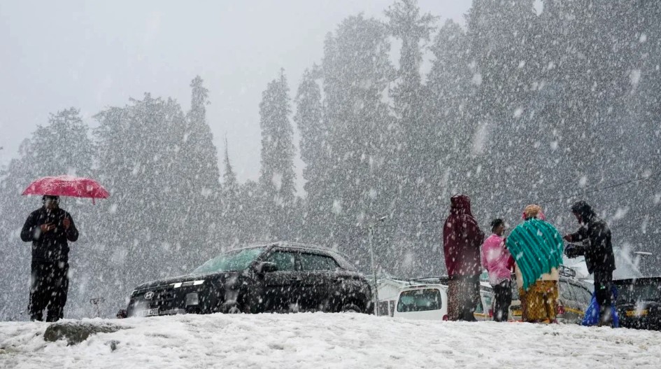 उत्तराखंड में बदला मौसम का मिजाज, पहाड़ों पर हुई बर्फबारी, मैदानों में बढ़ी ठिठुरन